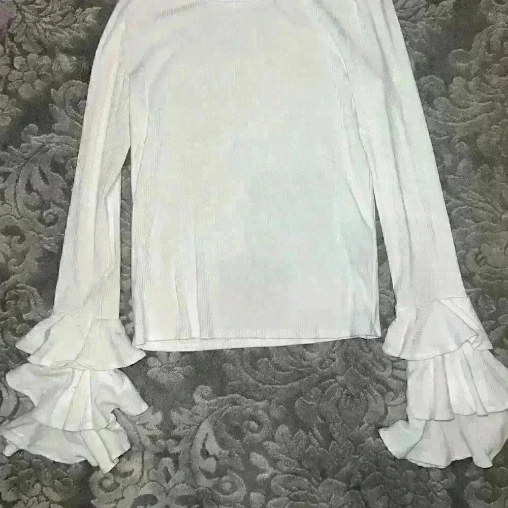 Gianni Bini Ruffled Sleeve White Top/Sweater ribbed XS video - Picture 5 of 6